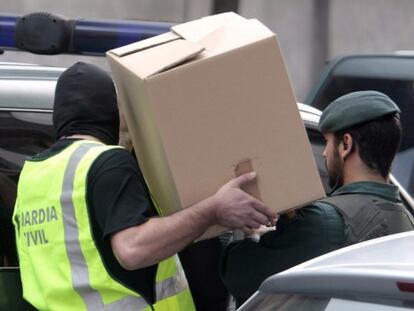 Agentes sacan documentación del despacho del senador. Vídeo: ATLAS | Foto: Luis Tejido (EFE)