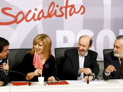 Óscar López, Elena Valenciano, Alfredo Pérez Rubalcaba y José Antonio Griñán, ayer en la reunión de la Comisión Ejecutiva del PSOE.