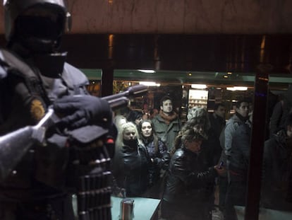 “La policía, tras disolver, se ha dedicado a pescar en el barrio y coger a chavales”