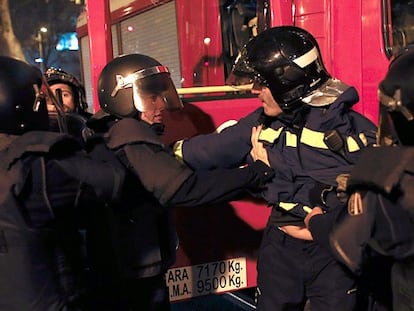 Police arrest a firefighter during the protest (Spanish narration).