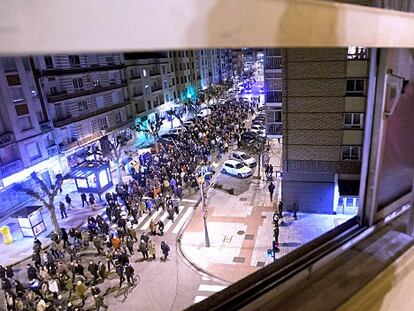 Una vecina mira desde su casa la manifestación de Gamonal.