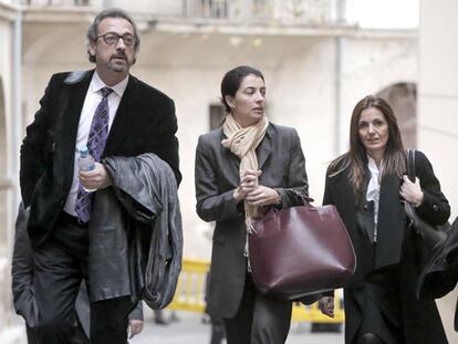 Los inspectores de la Agencia Tributaria salen de los juzgados de Palma tras testificar ante el juez Castro.