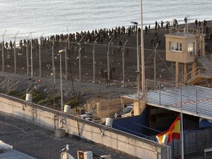 Inmigrantes otra vez este viernes frente a la valla de Ceuta.