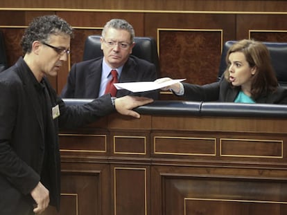 La vicepresidenta, junto a Gallardón, devuelve al diputado de Amaiur Errekondo una carta de este grupo para Rajoy