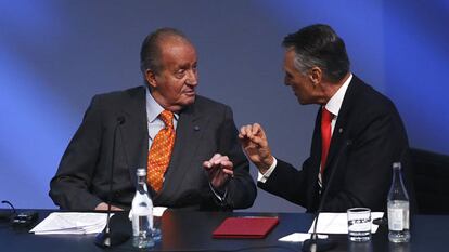 Don Juan Carlos y el presidente portugués, Aníbal Cavaco Silva, ayer en Lisboa.