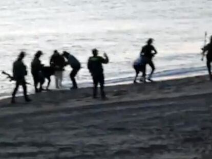 Varios guardias civiles devuelven inmigrantes a Marruecos desde la playa de Tarajal, el día 6.