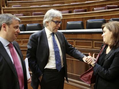 Santamaría charla con los diputados de CiU Sánchez Llibre (centro) y Jordi Xuclá.