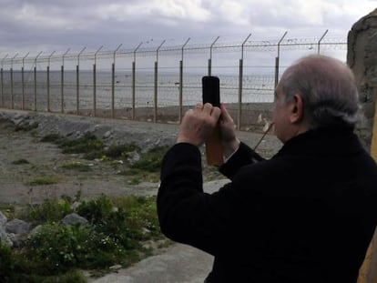 Díaz fotografía el espigón de Tarajal.