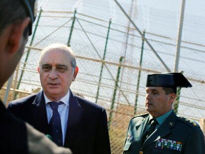 El ministro recorre el perímetro fronterizo de Melilla.