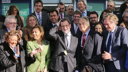 Mariano Rajoy, flaqueado (de izquierda a derecha) por Barberá, Cospedal y González Pons, posa en Dublín con los eurodiputados del PP.