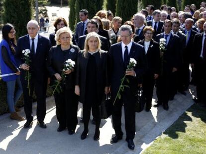 De izquierda a derecha en primera fila, Jorge Fernández Díaz, Ángeles Pedraza, María del Mar Blanco y Alberto Ruiz Gallardón; en el homenaje de la AVT en el Bosque del Recuerdo.