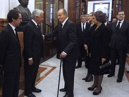 Los expresidentes Zapatero, Aznar y González saludan a los Reyes en el Congreso. A la derecha, el presidente Rajoy.