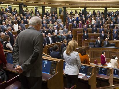 Los diputados hacen un minuto de silencio en el Congreso.