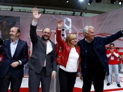 De izquierda a derecha, Zapatero, Rubalcaba, el alemán Martin Schulz, Valenciano y González, este domingo en Madrid.