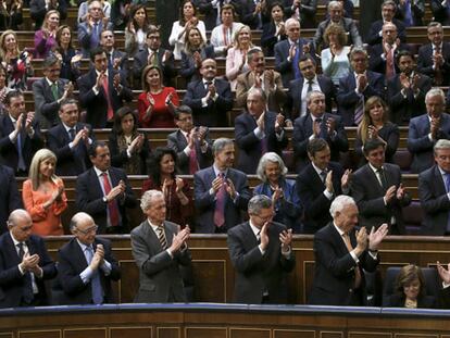 La bancada popular aplaude al presidente del Gobierno tras su intervención en el pleno de este martes.
