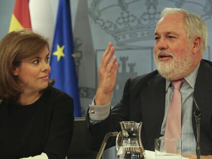 Soraya Sáenz de Santamaría y Miguel Arias Cañete, en la rueda de prensa posterior al Consejo de Ministros.