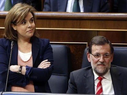 Santamaría, junto a Mariano Rajoy en el Congreso.