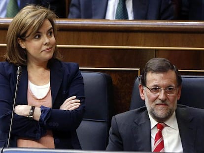 Santamaría, junto a Mariano Rajoy en el Congreso.