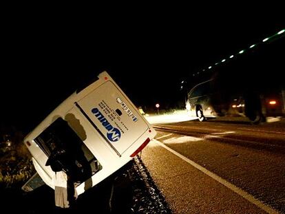 Cinco menores mueren en un accidente de un microbús en Badajoz