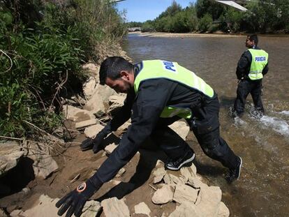 La policía busca en el río el arma que mató a Isabel Carrasco.