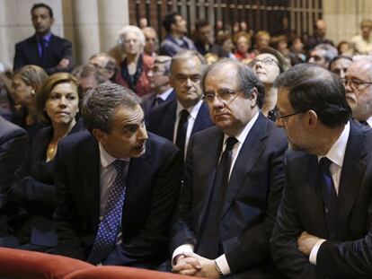 Rajoy habla con Zapatero en el funeral.
