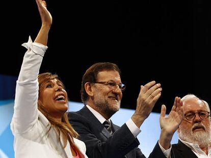 Rajoy, entre Camacho y Cañete, ayer en Barcelona.