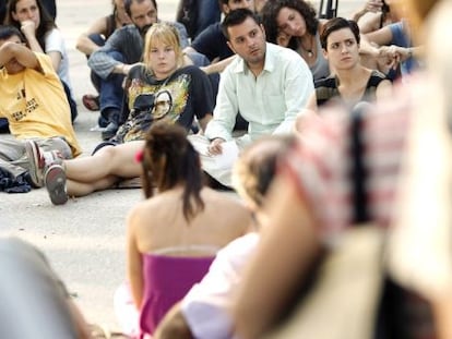 En el centro, con camiseta negra, Katherina, una de las víctimas, en una asamblea del 15-M celebrada tras la agresión.