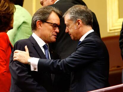 Mas y Urkullu se saludan en el Congreso. FOTO: CLAUDIO ÁLVAREZ | VÍDEO: ATLAS