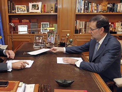 Don Felipe y Mariano Rajoy despachan en La Zarzuela. FOTO: S. BARRENECHEA/ VÍDEO: EL PAÍS- LIVE!