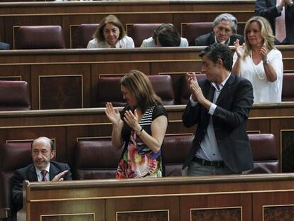 Aplauso a Rubalcaba tras anunciar que dejará el escaño.