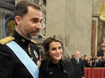 Felipe y Letizia saludan al Papa en marzo de 2013.