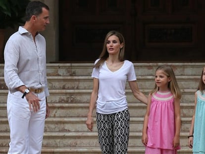 Don Felipe, doña Letizia y sus hijas, en el palacio de Marivent.
