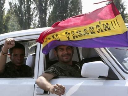 Angel, a la izquierda, y Rafa en un coche en Donetsk, Ucrania, el 7 de agosto.