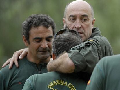 Compañeros de los guardias fallecidos se abrazan durante el rescate.