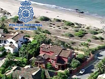 Vídeo policial en el que se ve la lancha de la droga en la playa y algunas de las mansiones.