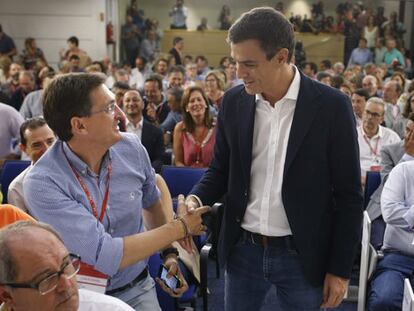 Sánchez saluda a un militante en el Comité Federal.
