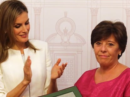 La reina Letizia y la periodista Carmen del Riego.