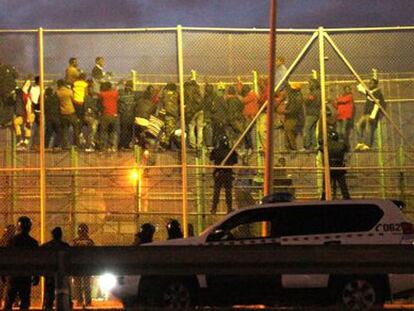 Una treintena de inmigrantes encaramados a la valla de Melilla