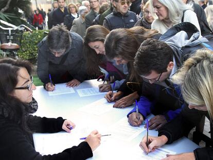 Varias personas votan en el polideportivo la Salle de Barcelona.