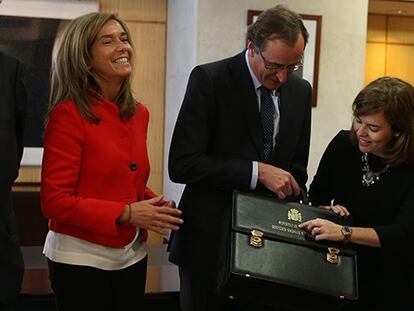 Ana Mato entrega el maletín al nuevo ministro.