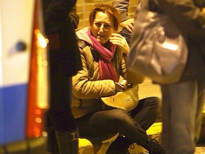 Una mujer llora en Paterna (Valencia) tras el asesinato de una mujer por disparos presuntamente de su pareja.