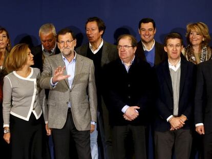 El presidente del Gobierno posa junto a los barones del PP.