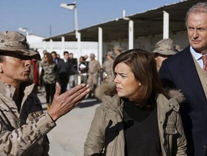 Sáenz de Santamaría y Pedro Morenés en su visita a la Base de Herat