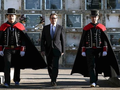 Artur Mas frente a la tumba de Francesc Macià.