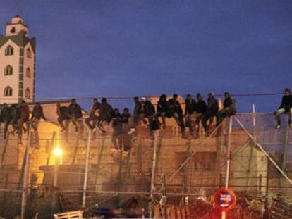 Un grupo de entre 30 y 40 inmigrantes se ha quedado atrapado en el entrevallado.