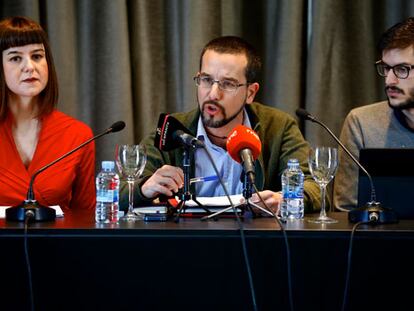 El secretario de Organización de Podemos, Sergio Pascual (c), acompañado de los responsables del Área de Círculos, Miguel Bermejo y Procesos Municipales Constituyentes, Lucía Ayala.