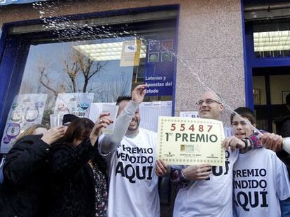 Los dueños de la Administración de Leganés celebran el premio.