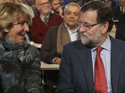 Mariano Rajoy y Esperanza Aguirre, antes de la intervención del presidente.