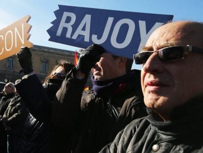 Varias personas protestan contra el Gobierno.