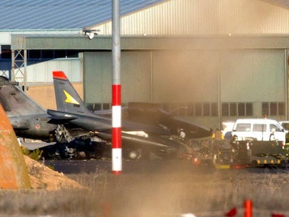 Dos cazas dañados por el accidente en la base aérea de Los Llanos, en Albacete.